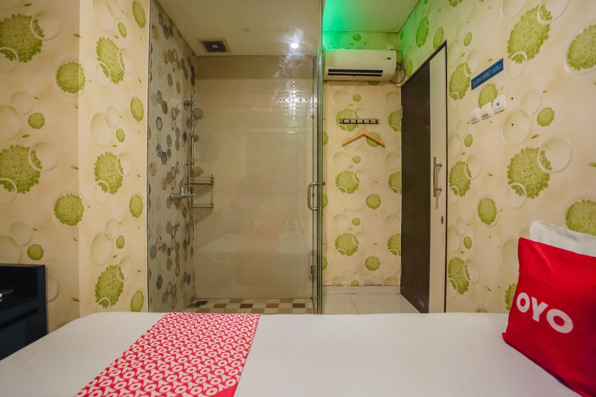 Super Oyo Capital O 92633 Spring Hotel Gubeng Сурабая Екстер'єр фото
