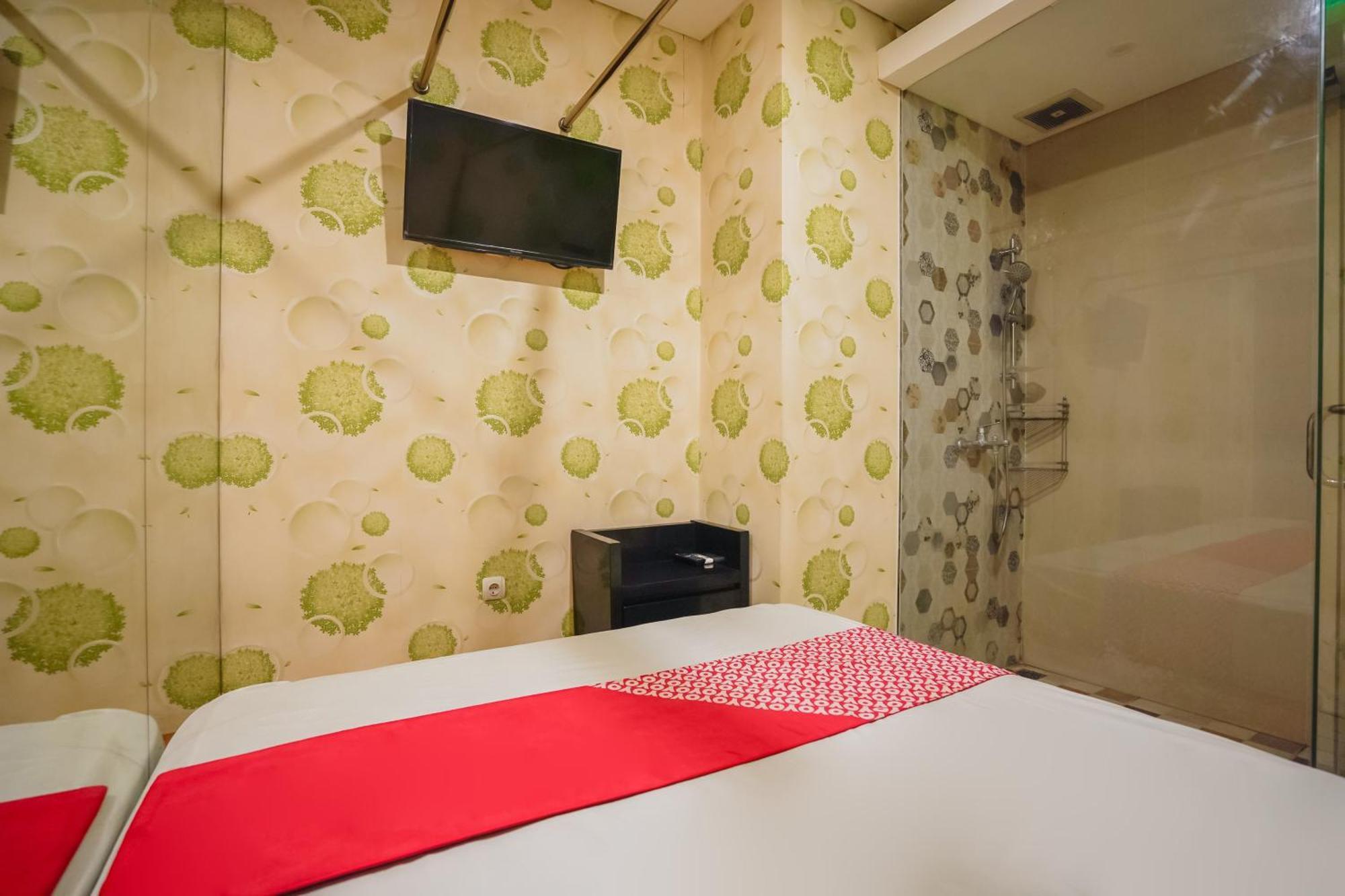 Super Oyo Capital O 92633 Spring Hotel Gubeng Сурабая Екстер'єр фото