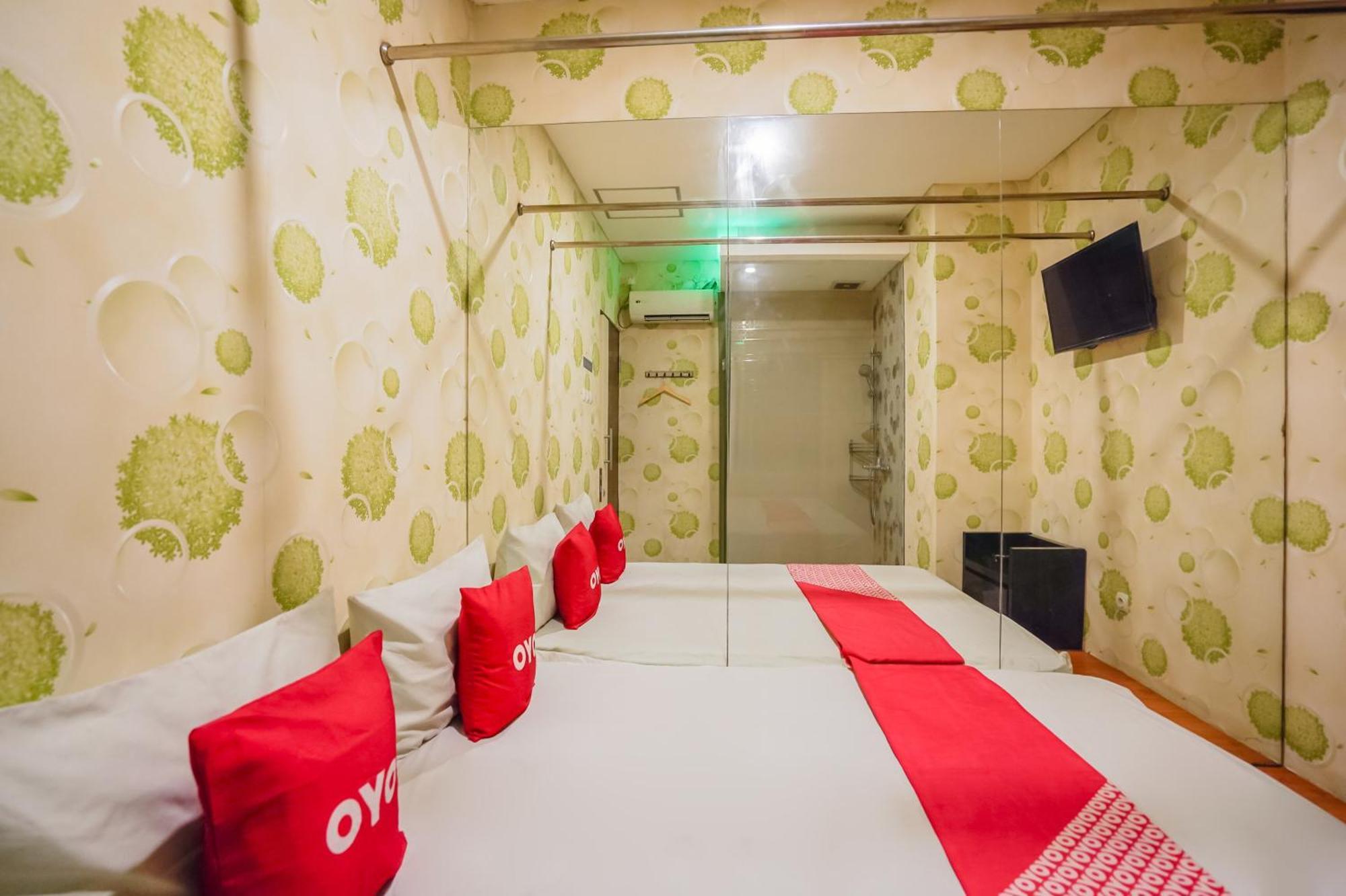 Super Oyo Capital O 92633 Spring Hotel Gubeng Сурабая Екстер'єр фото